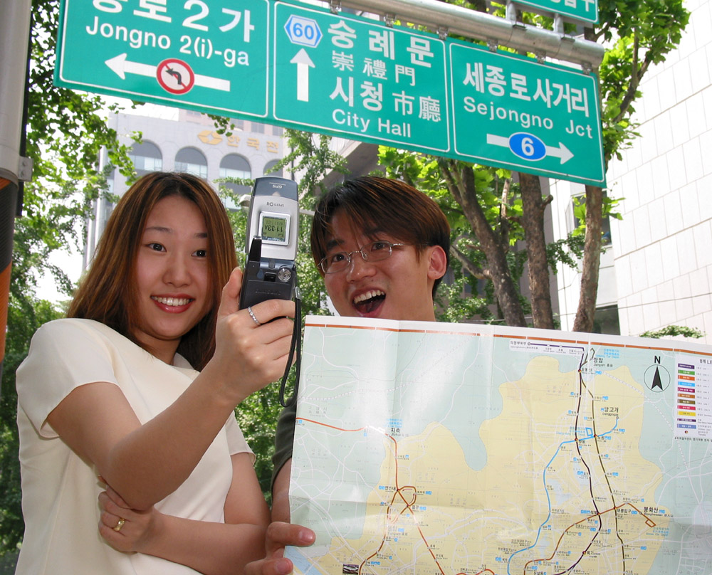 Users are identifying their location indicated on the map by using the NATE GPS (SK Telecom is introducing GPS-mounted terminals and launching more accurate Location-Based Services)